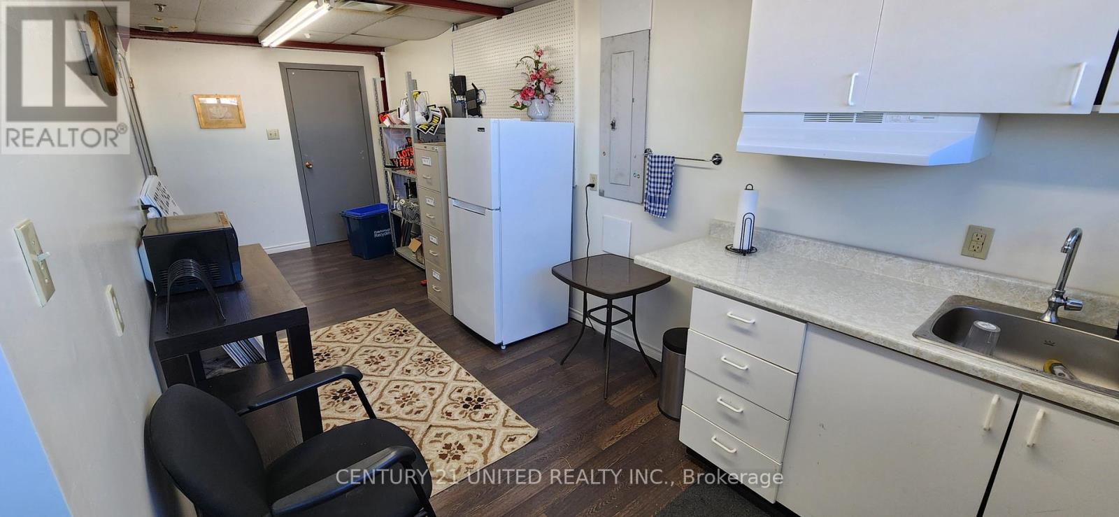 UNIT B - 785 THE KINGSWAY