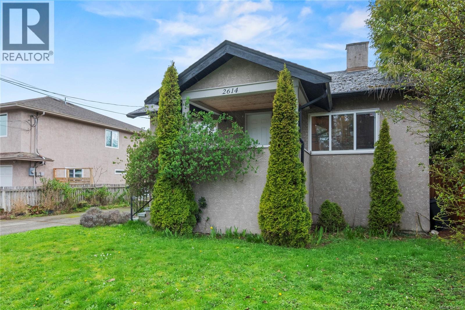 Photo 1 of 39 — 2614 Scott St, Victoria, BC V8R4H9