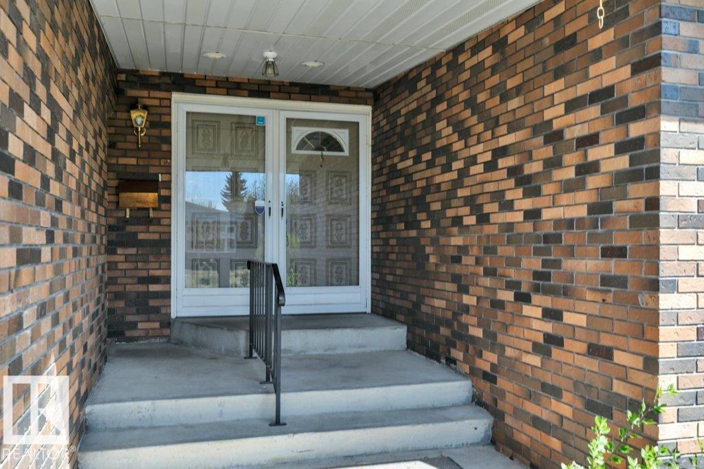 8808 41 AV NW