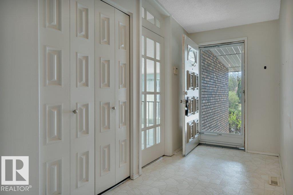 8808 41 AV NW