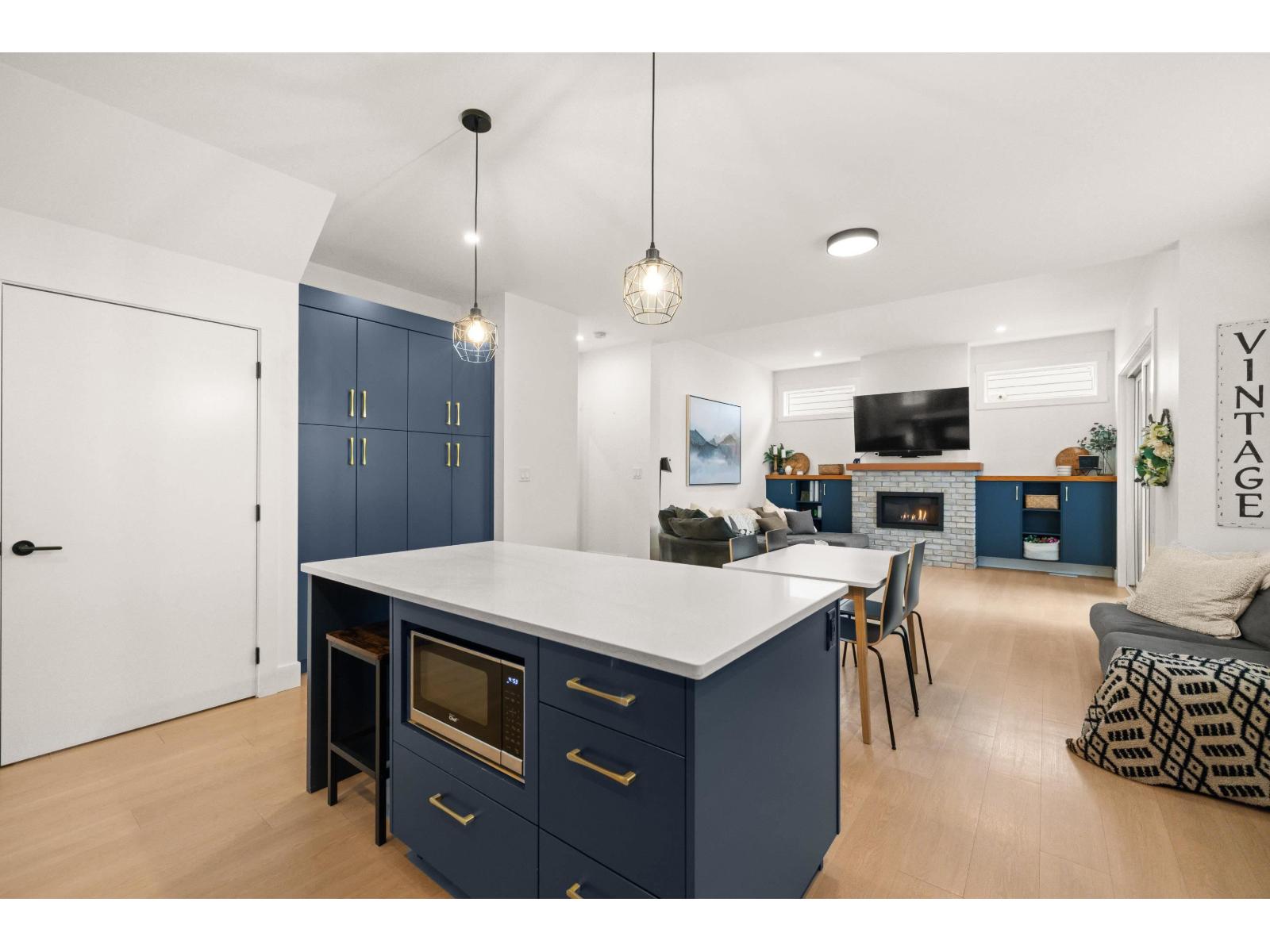 1864 AGASSIZ AVENUE|Agassiz