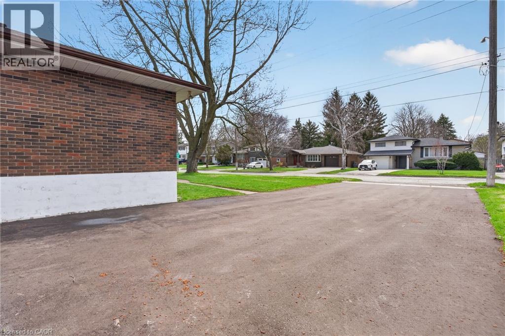 53 NICKLIN Crescent