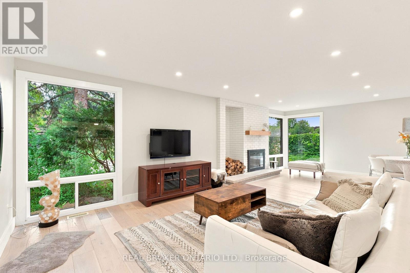 2021 WOODGLEN CRESCENT