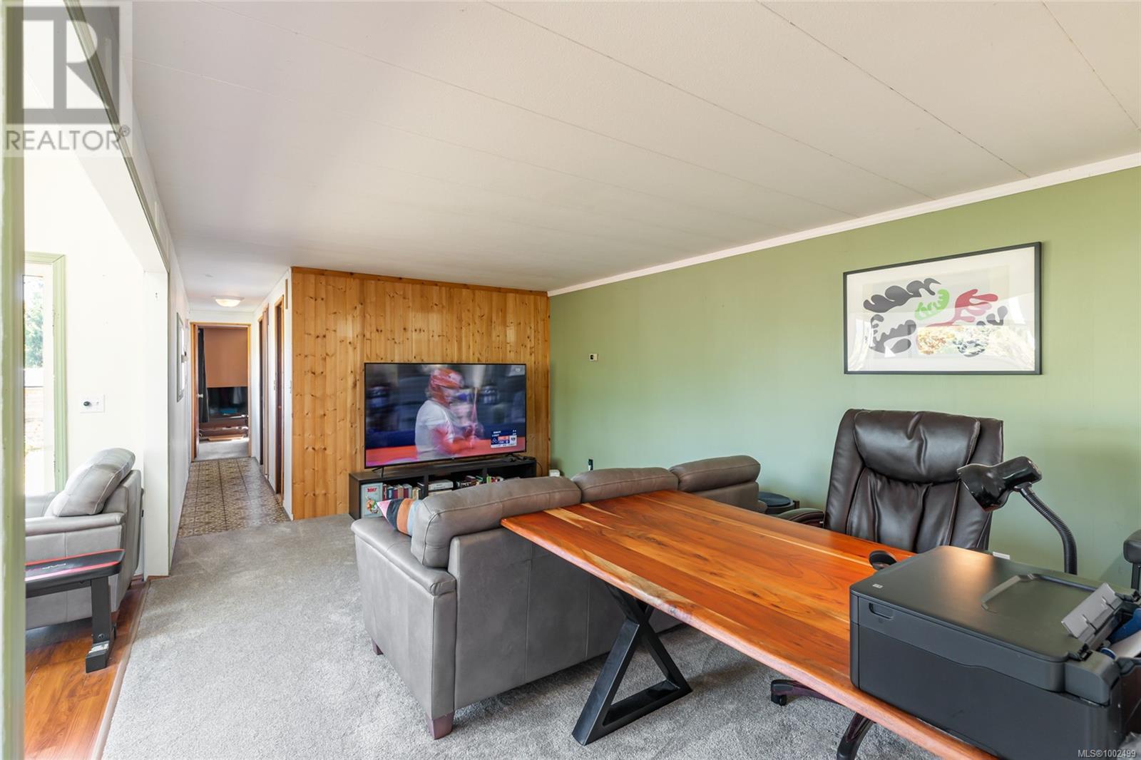 2427 Armstrong Cres