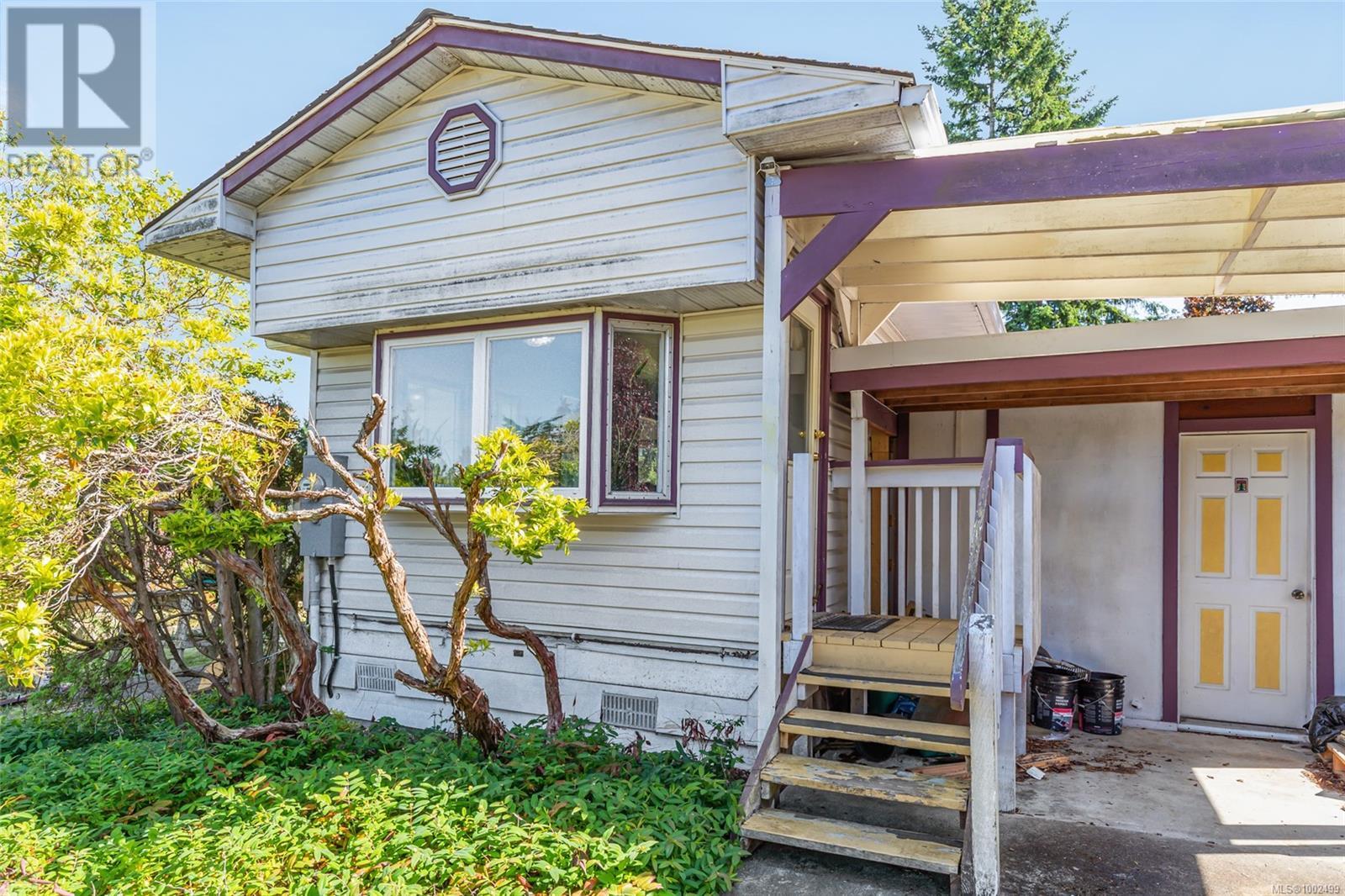 2427 Armstrong Cres