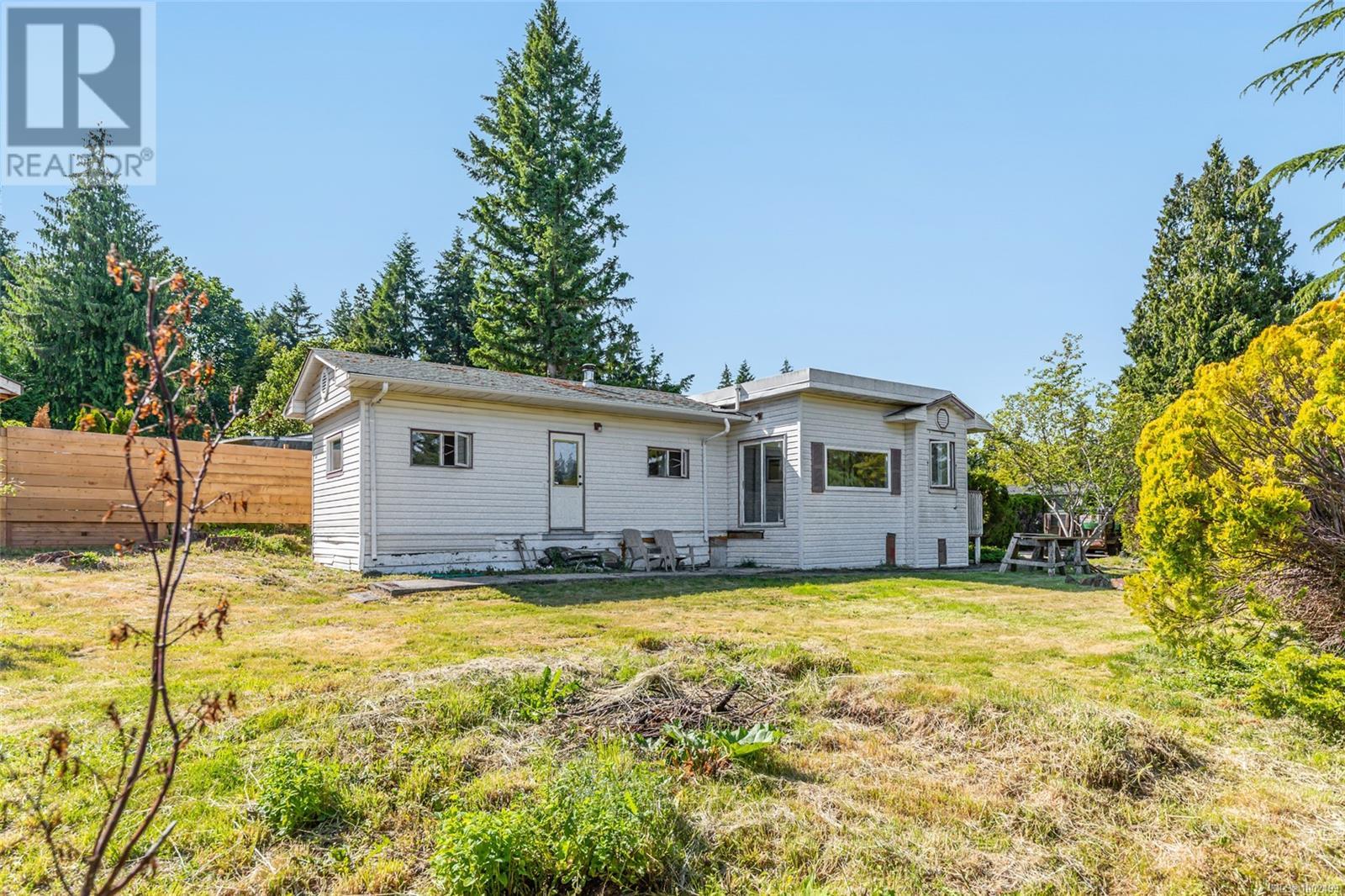 2427 Armstrong Cres