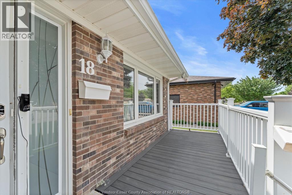 18 ELIZABETH CRESCENT