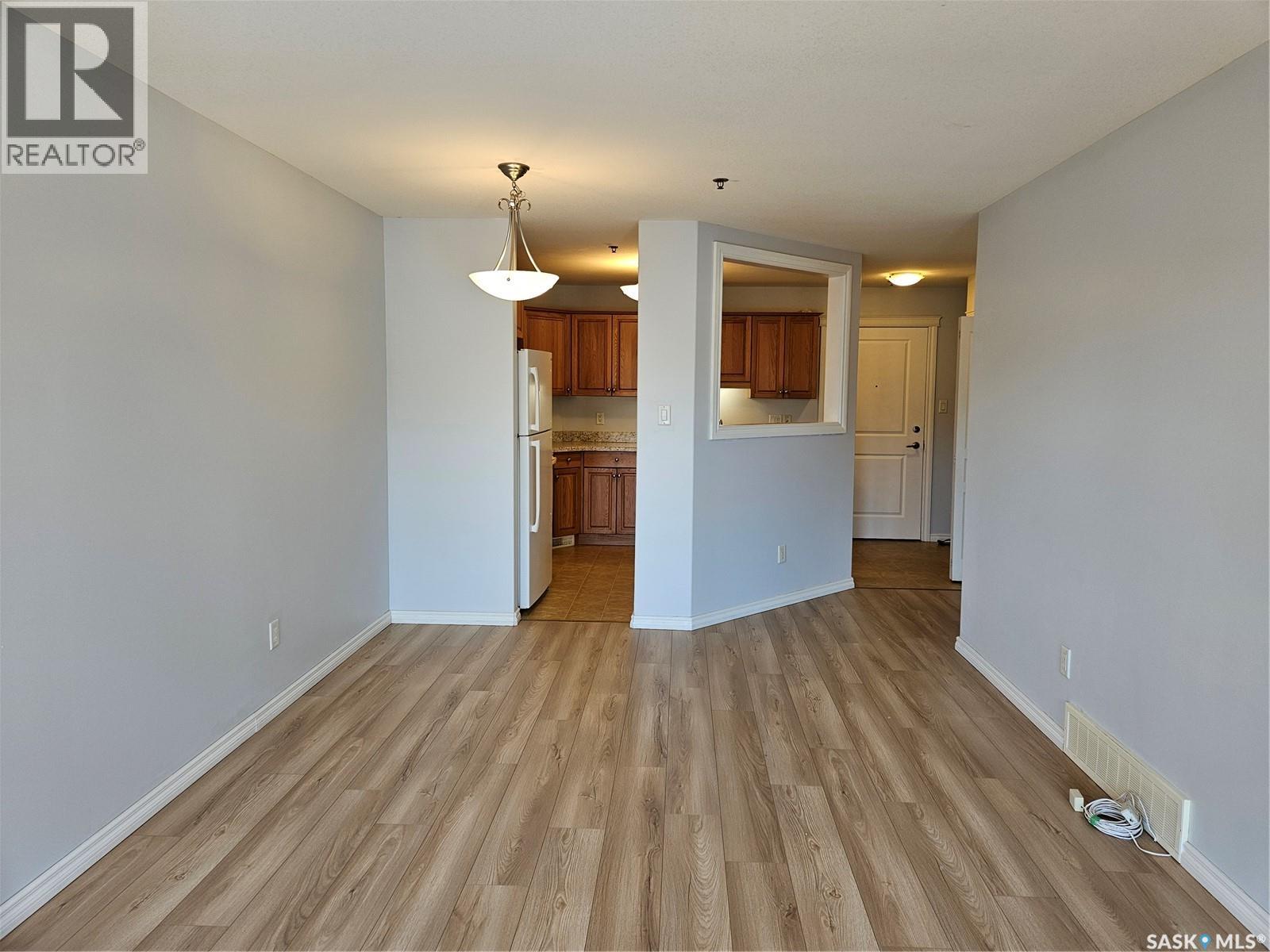 302 3946 ROBINSON STREET