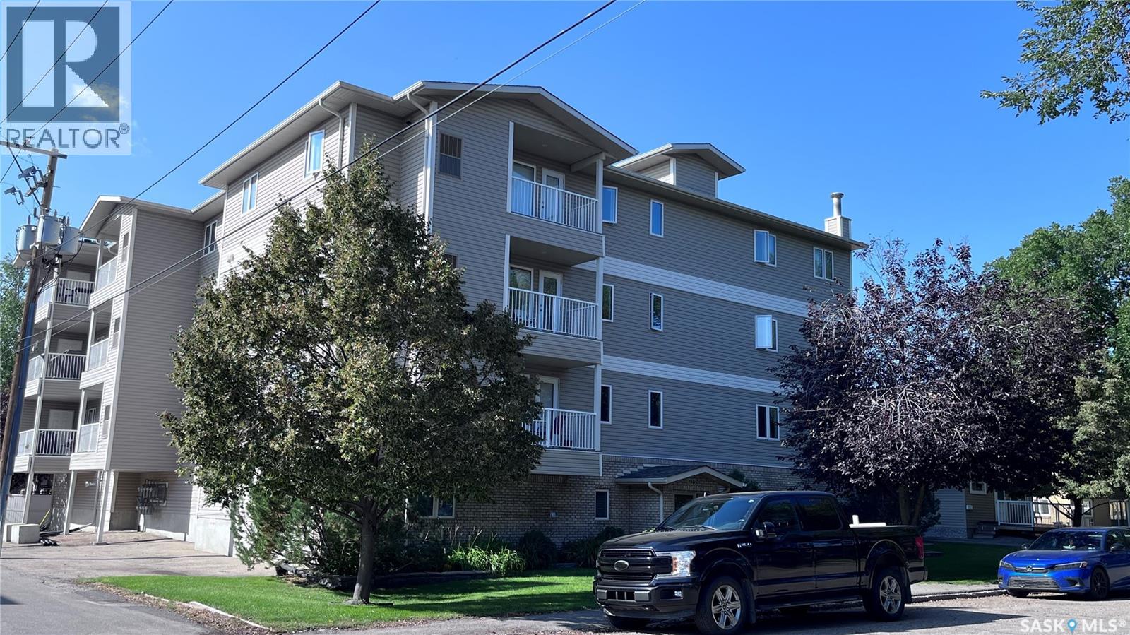 302 3946 ROBINSON STREET