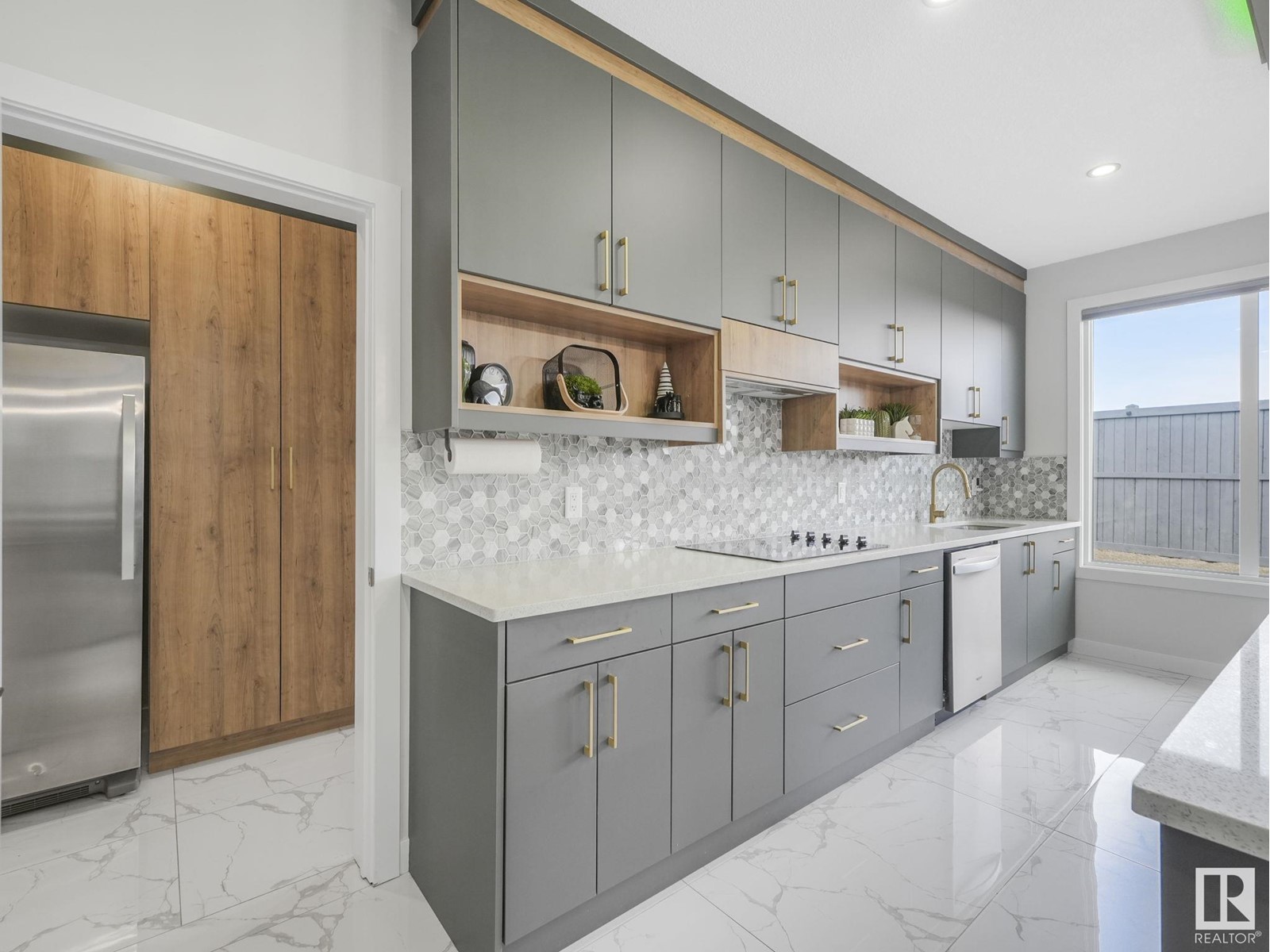 1104 152 AV NW
