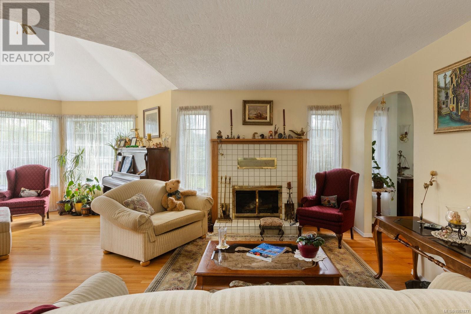 2832 Cadboro Bay Rd