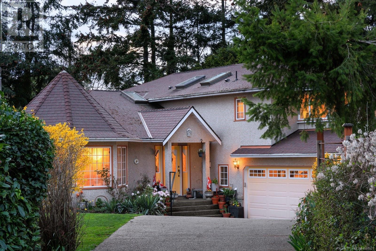 2832 Cadboro Bay Rd