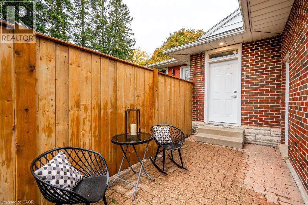 543 DUNBAR Road S Unit# Lower