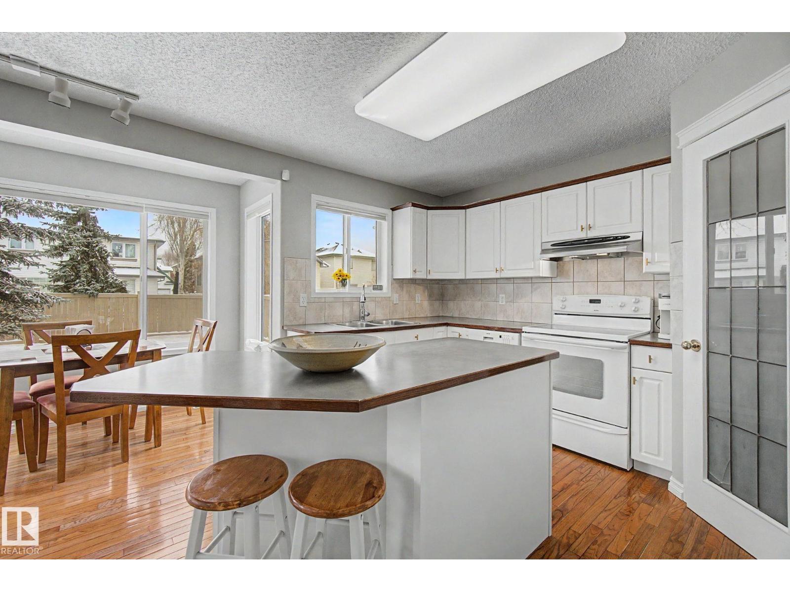 11732 10 AV NW NW