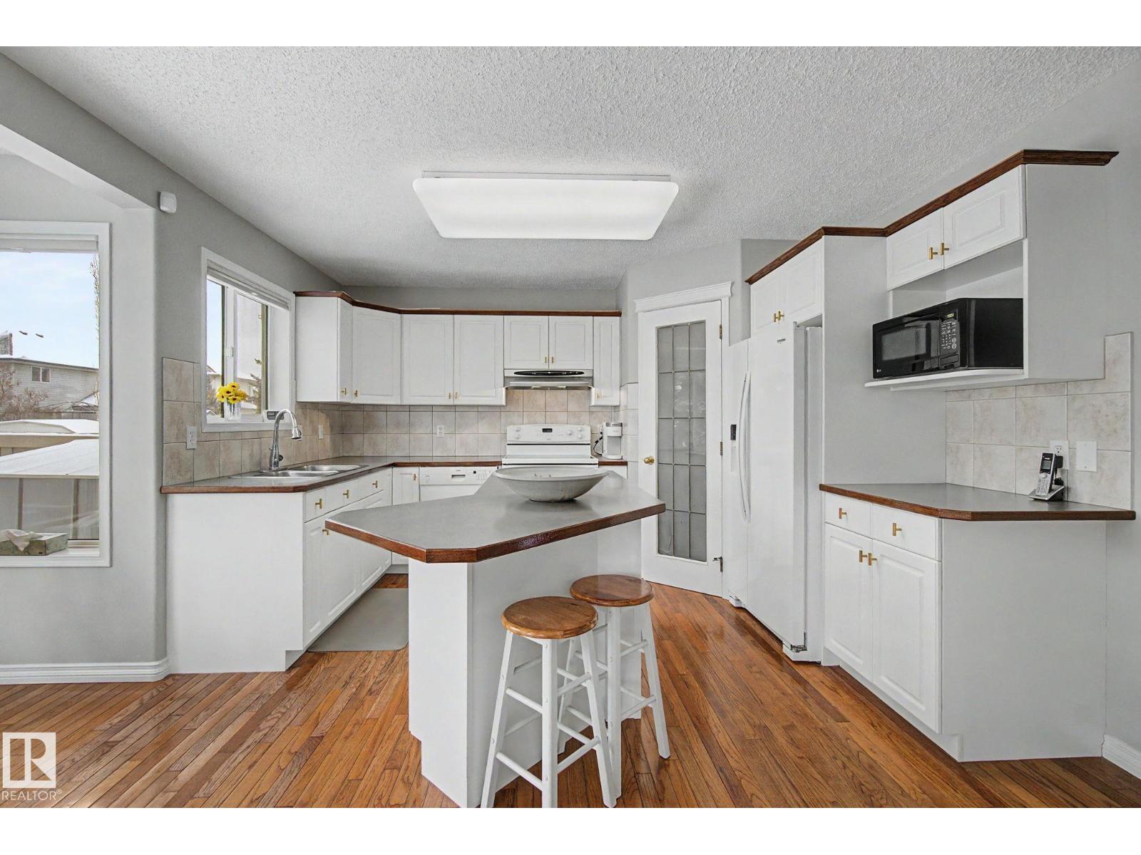 11732 10 AV NW NW