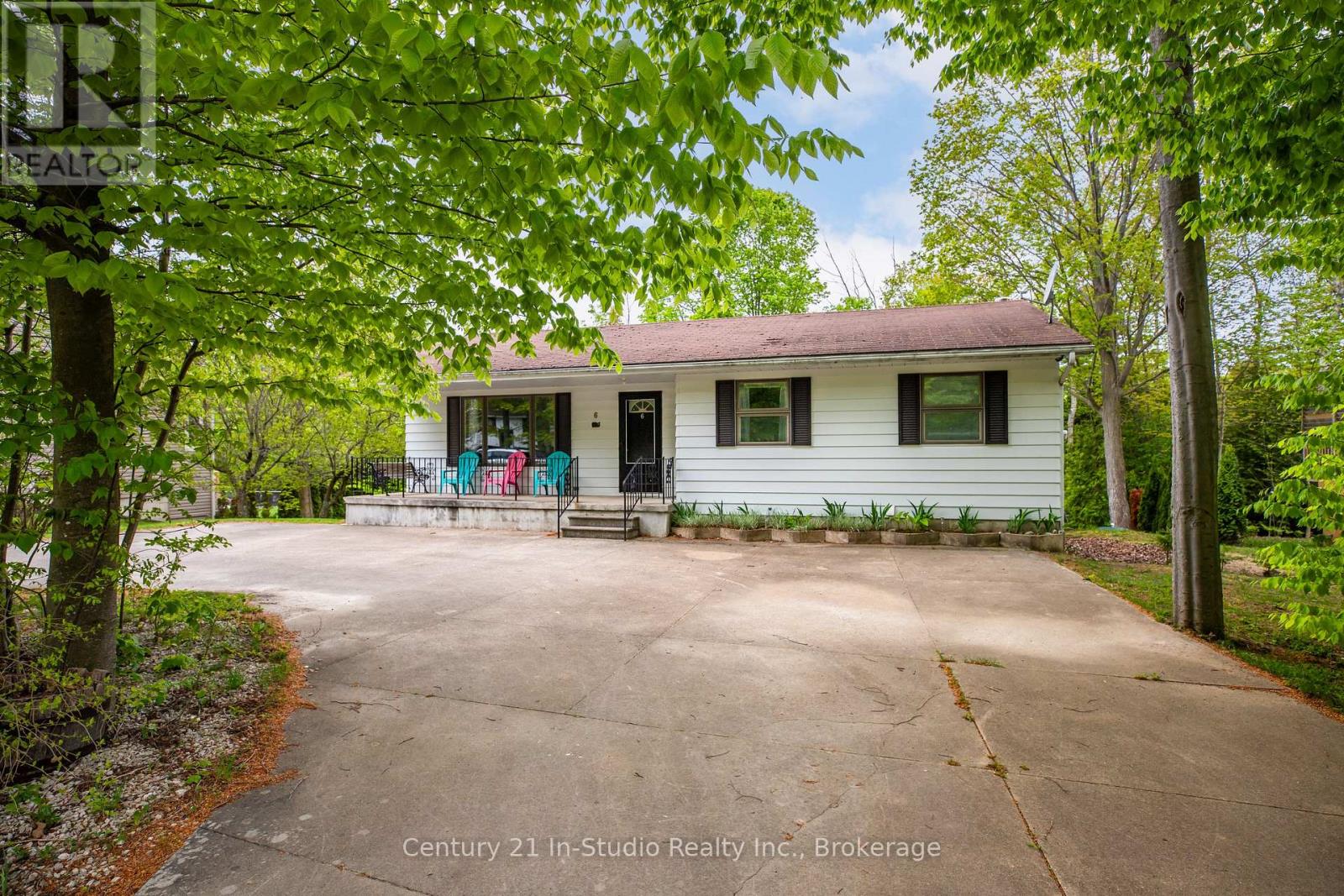 6 CARSON LAKE CRESCENT