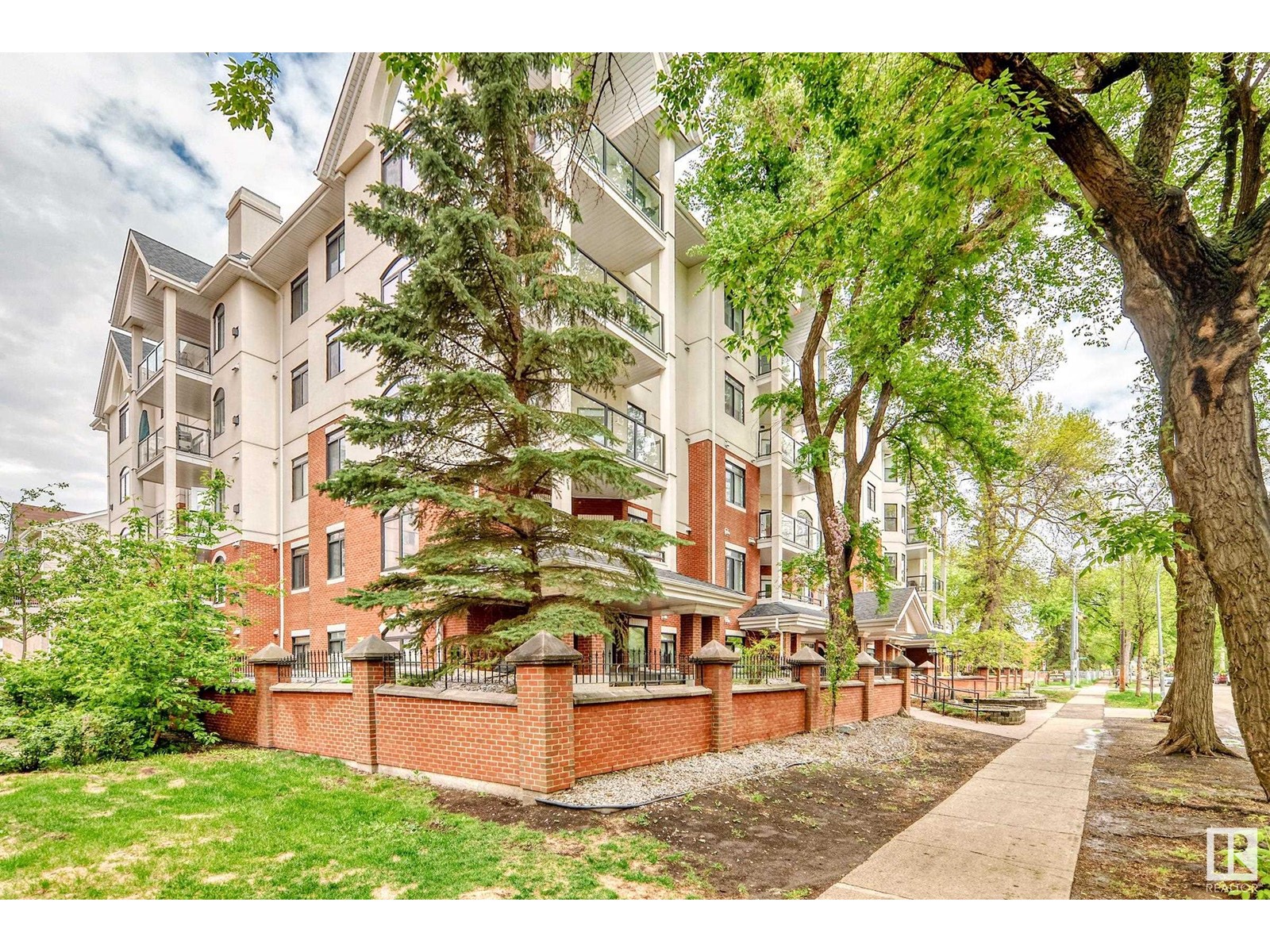 #105 10178 117 ST NW