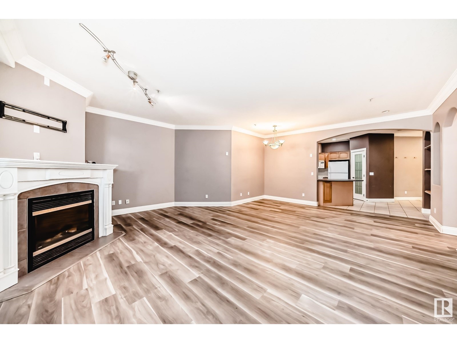 #105 10178 117 ST NW