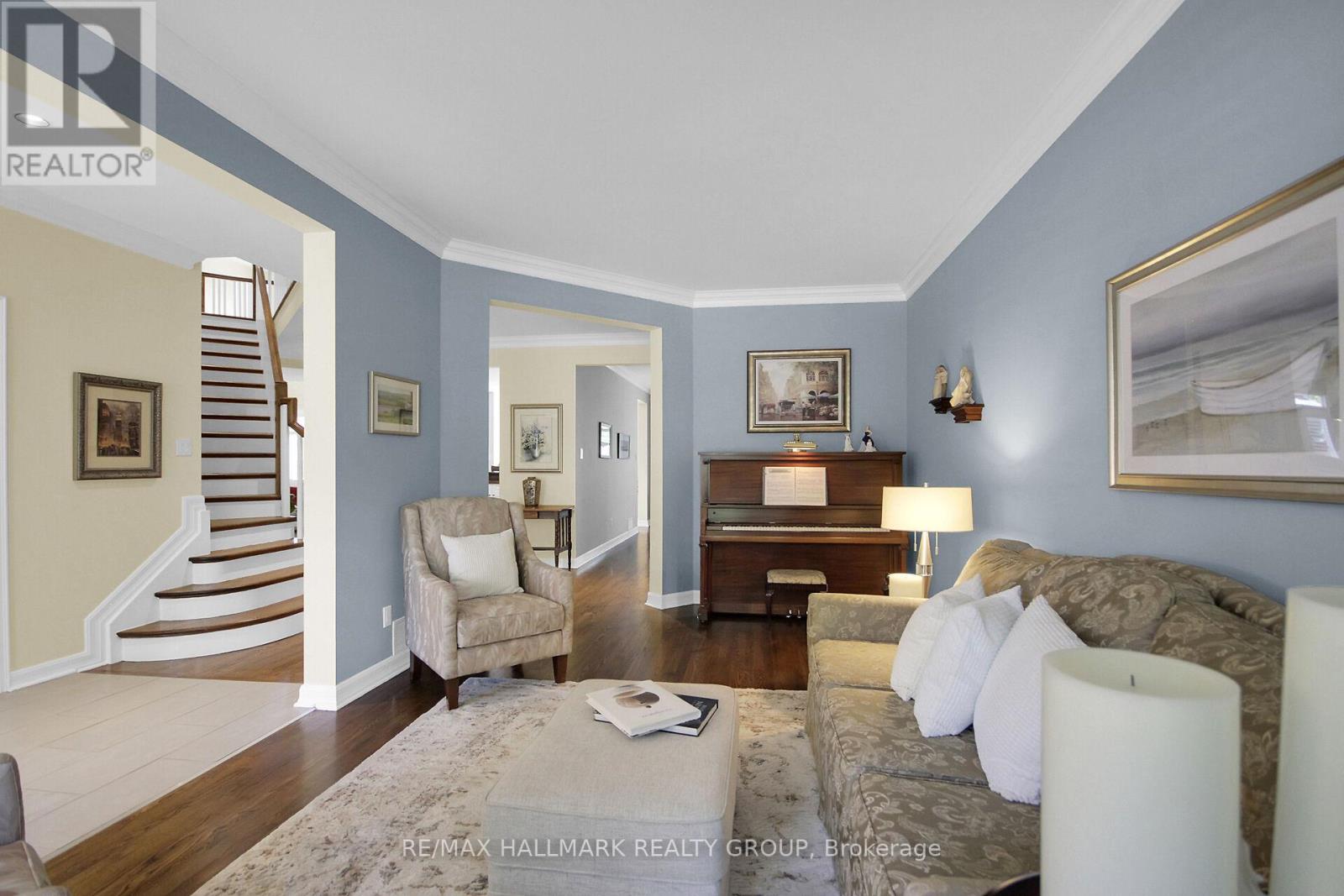 30 OAKBRIAR CRESCENT