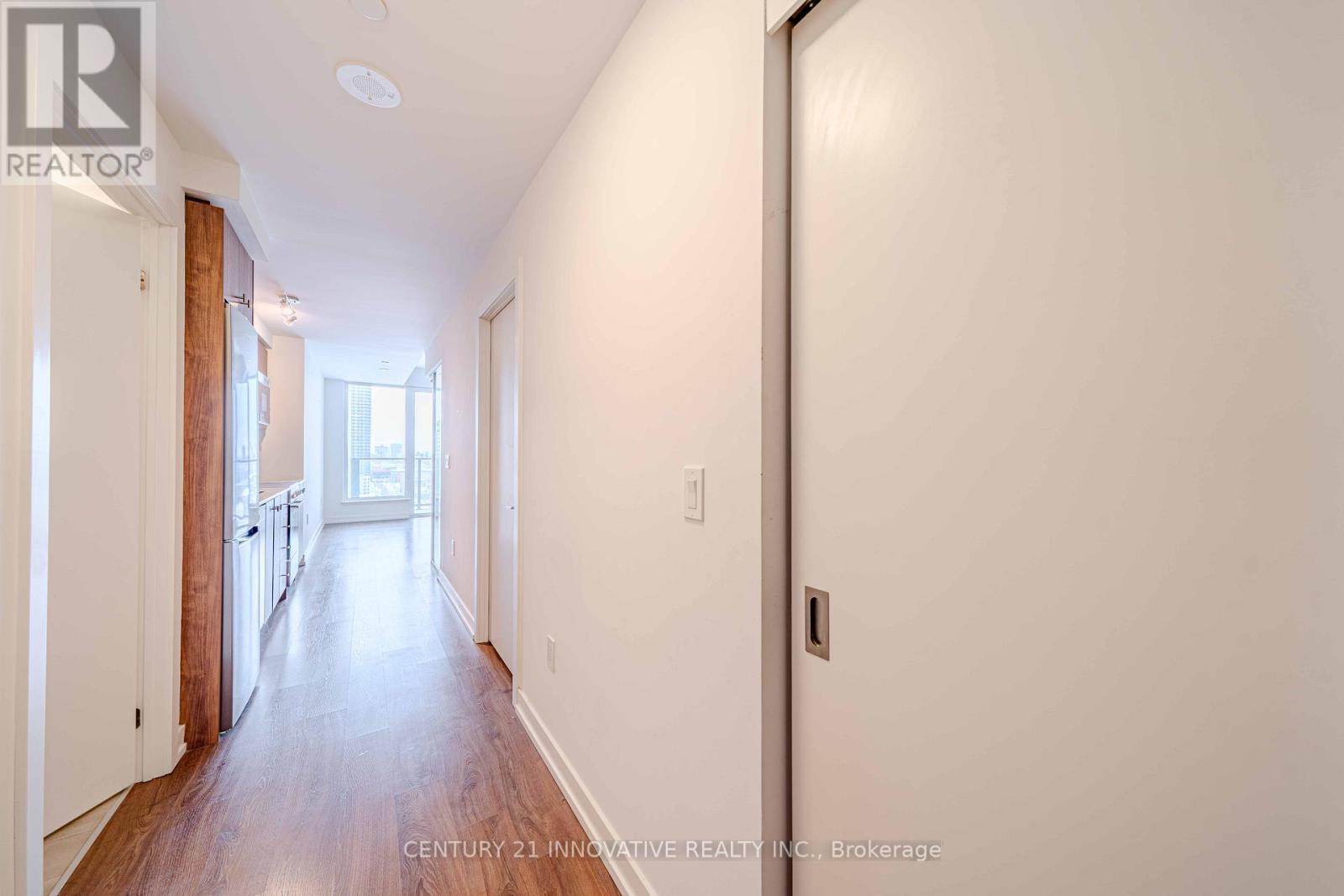 1005 - 15 WELLINGTON STREET S