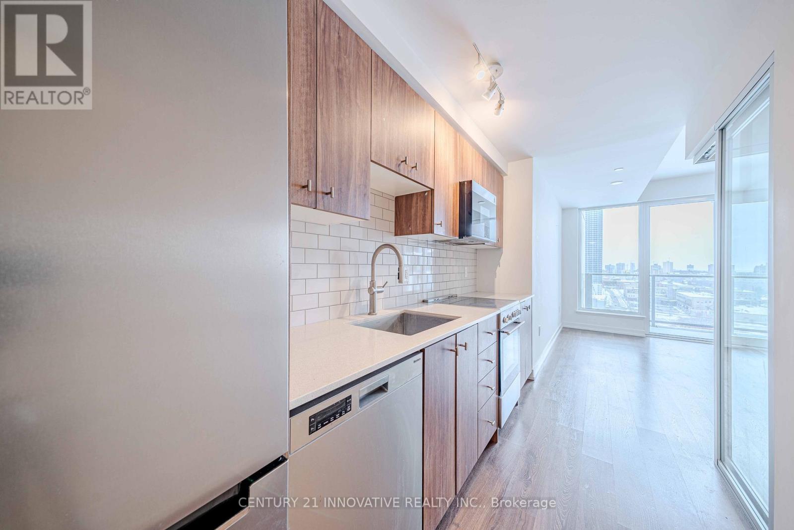 1005 - 15 WELLINGTON STREET S