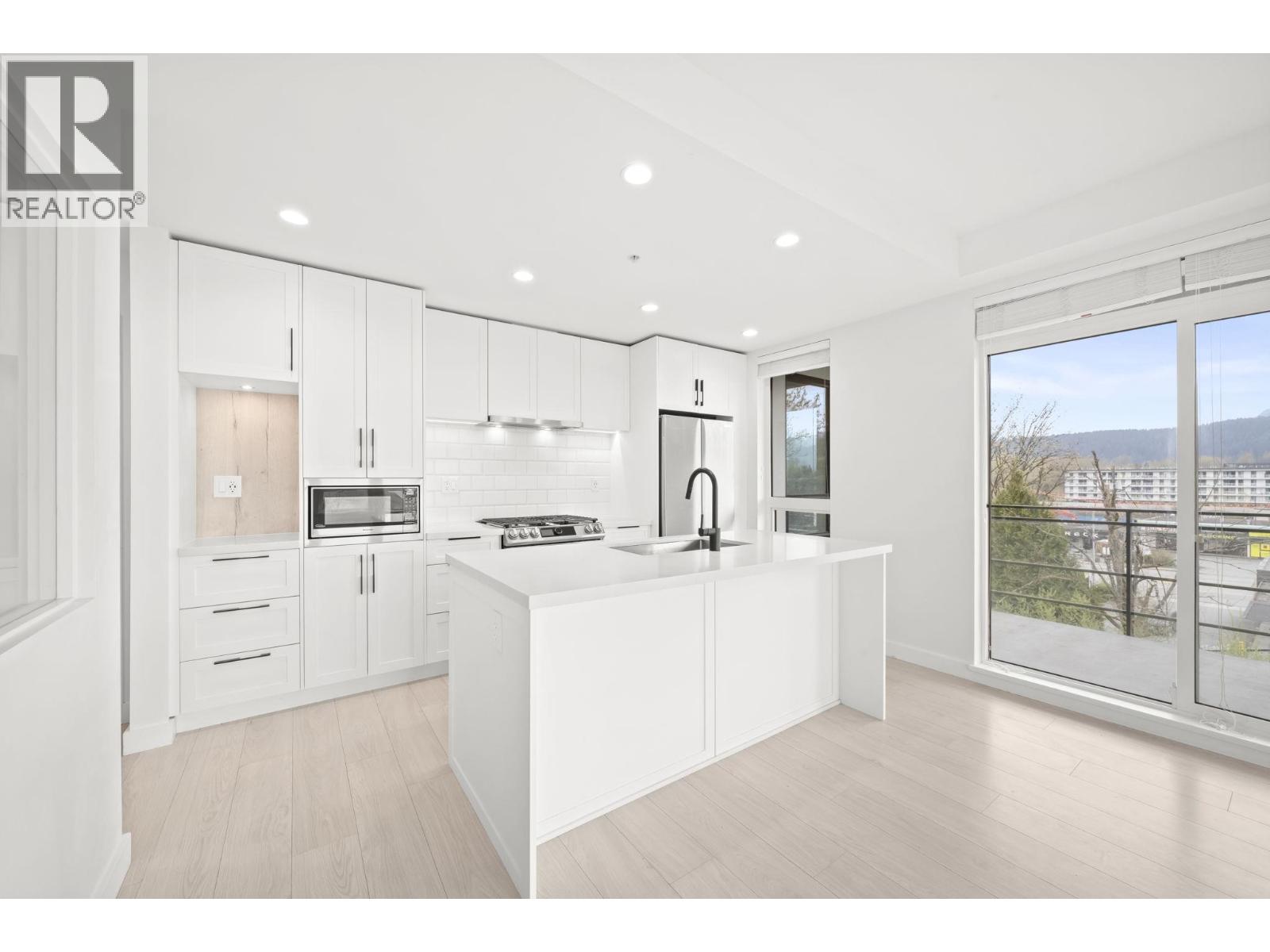 405 3038 ST GEORGE STREET