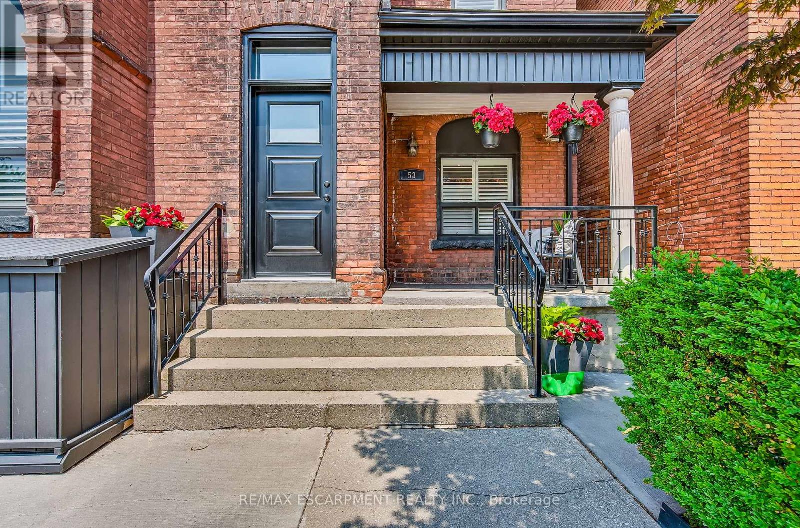 53 MURRAY STREET E