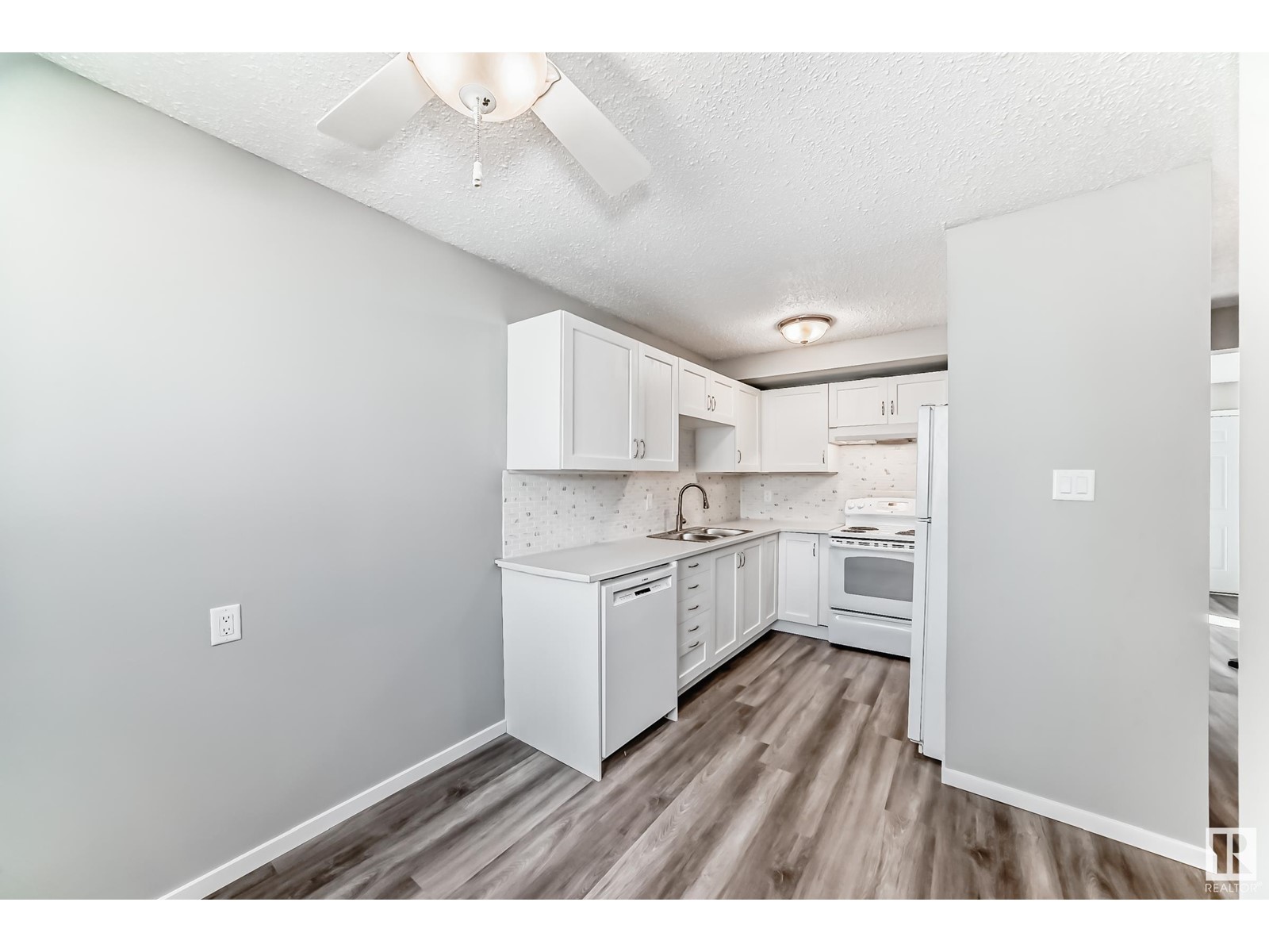 #142 10633 31 AV NW NW