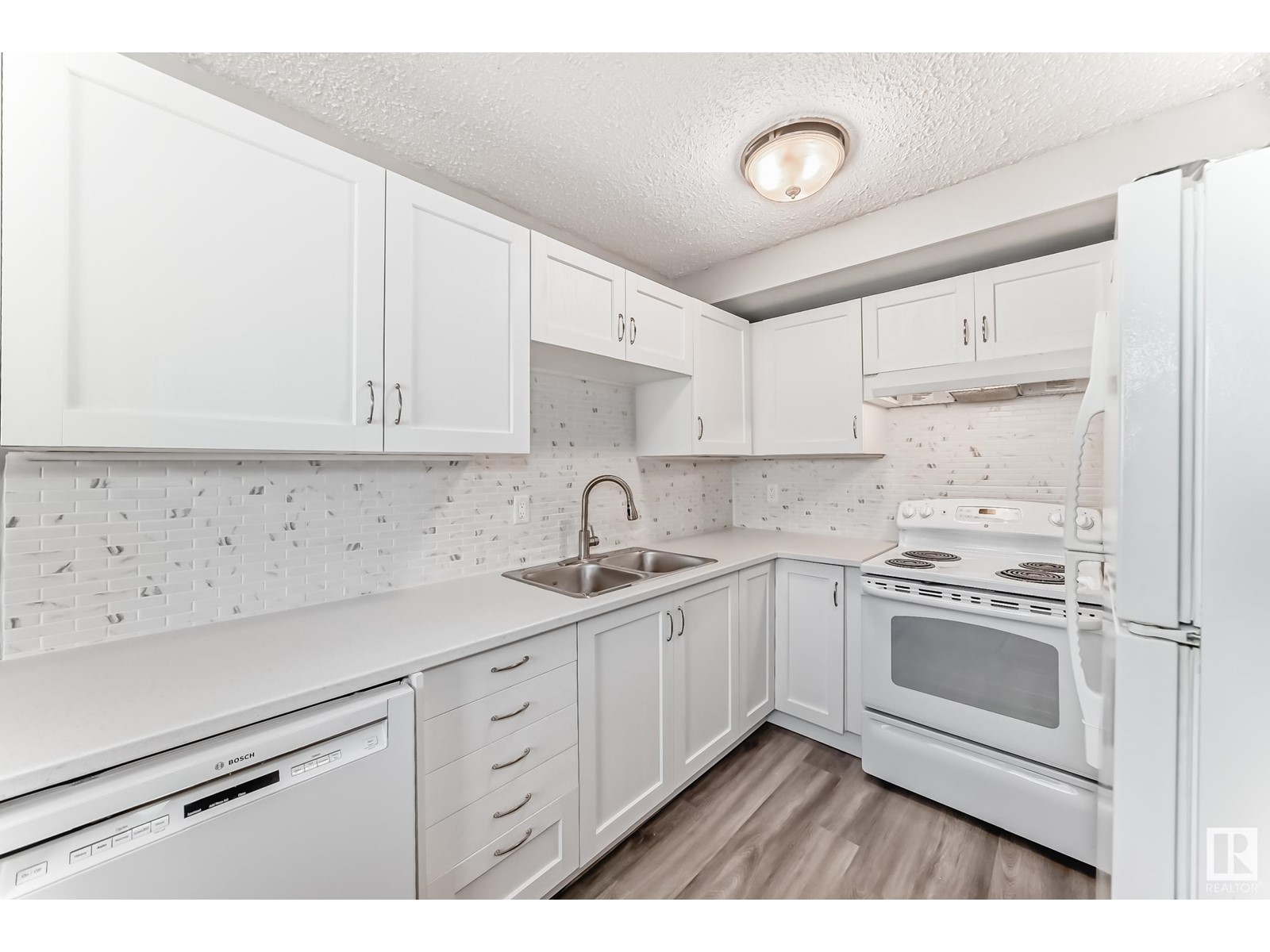 #142 10633 31 AV NW NW