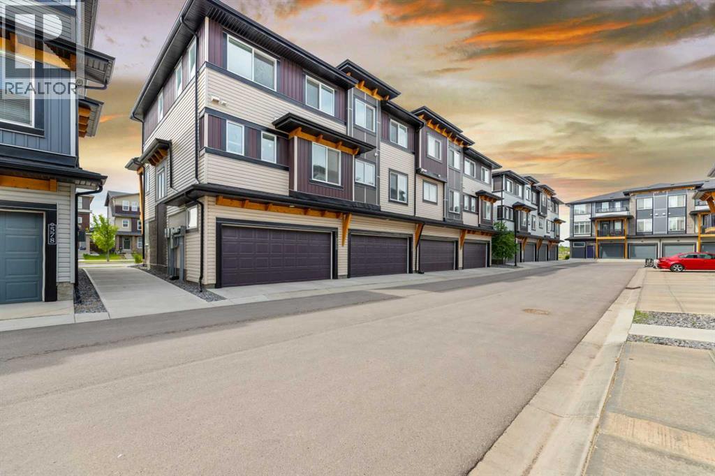 572 Savanna Boulevard NE