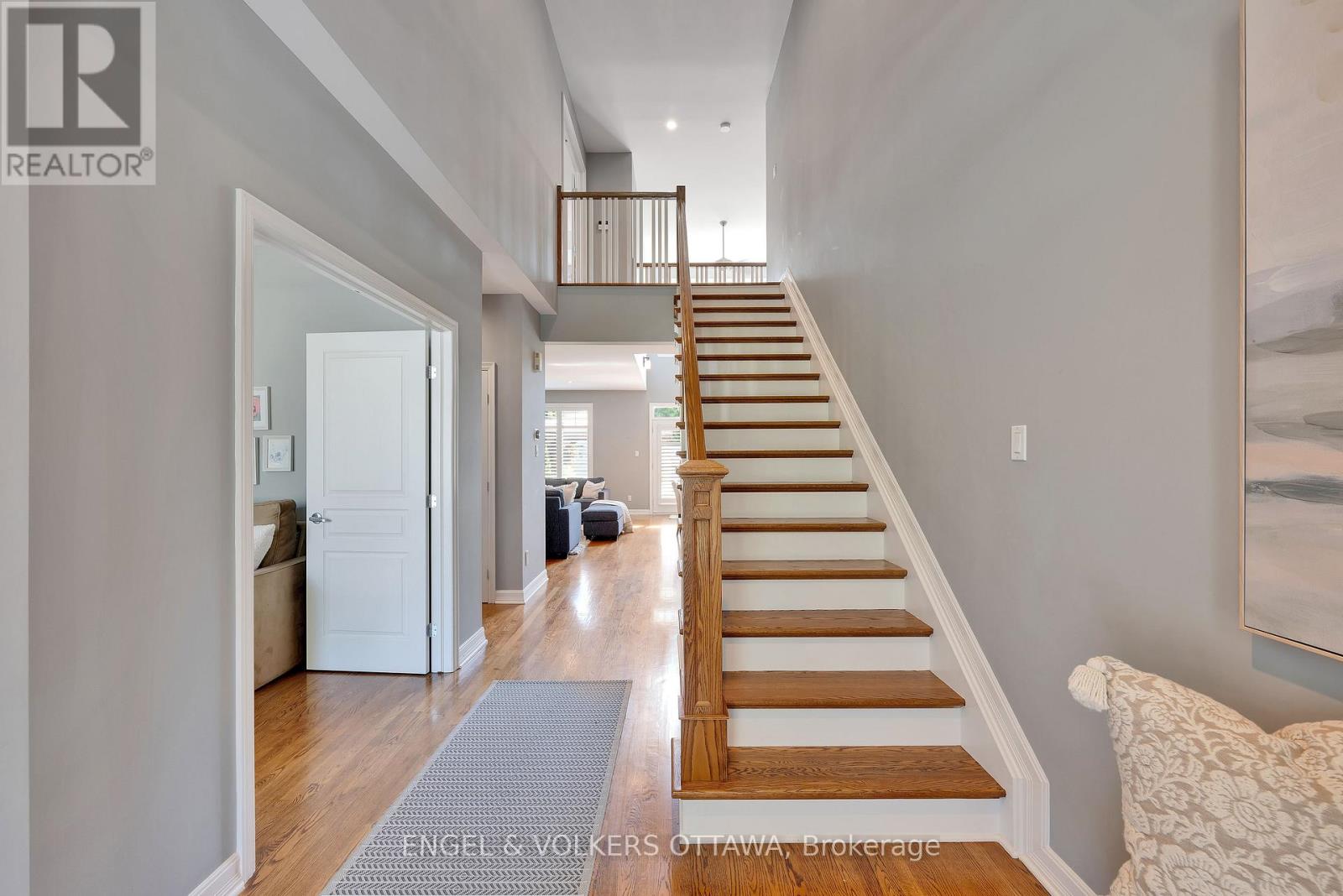 12 OAKBRIAR CRESCENT