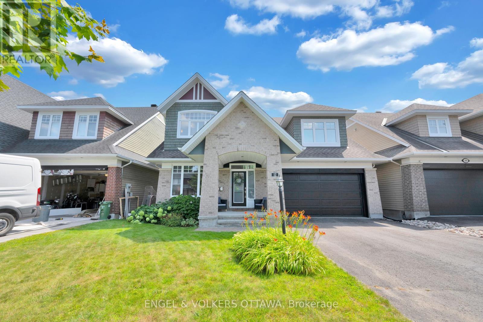 12 OAKBRIAR CRESCENT