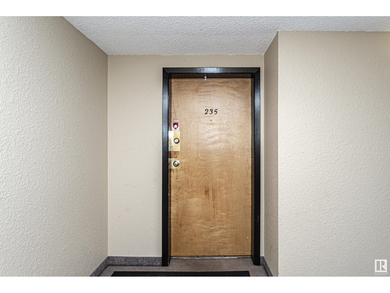 #235 4404 122 ST NW