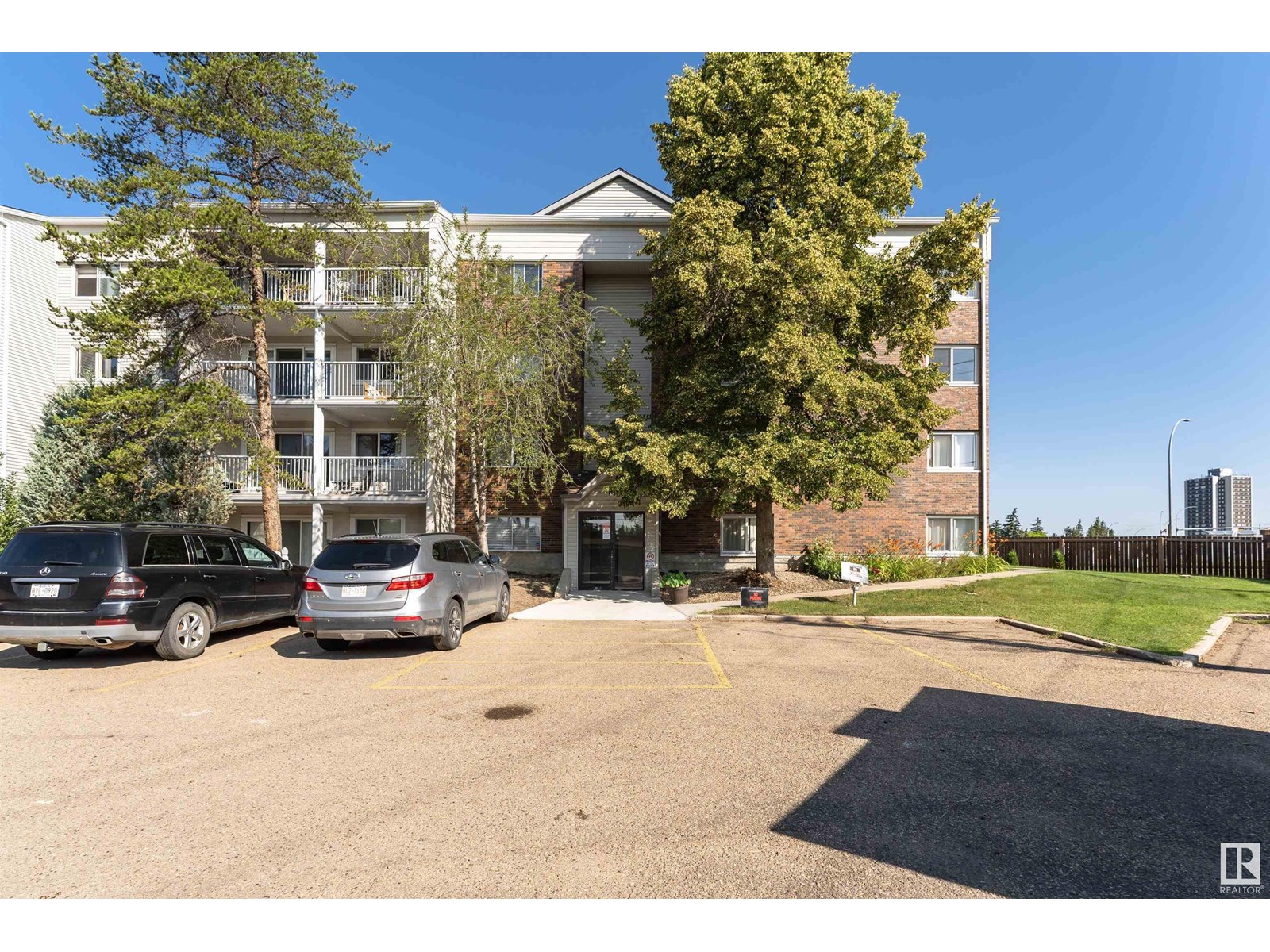 #235 4404 122 ST NW