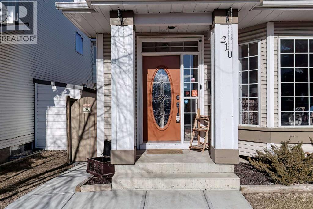 210 Mt Lorette Close SE