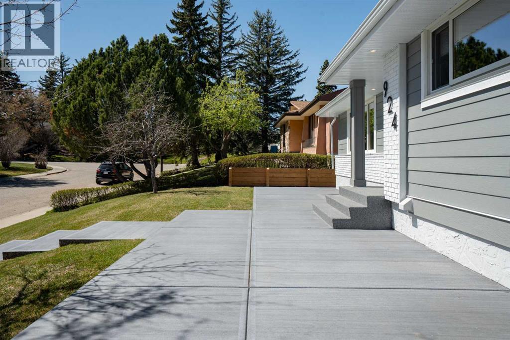 924 Canna Crescent SW