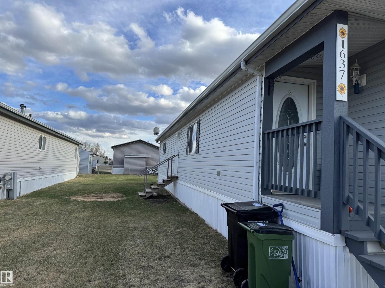 1637 68 AV NW