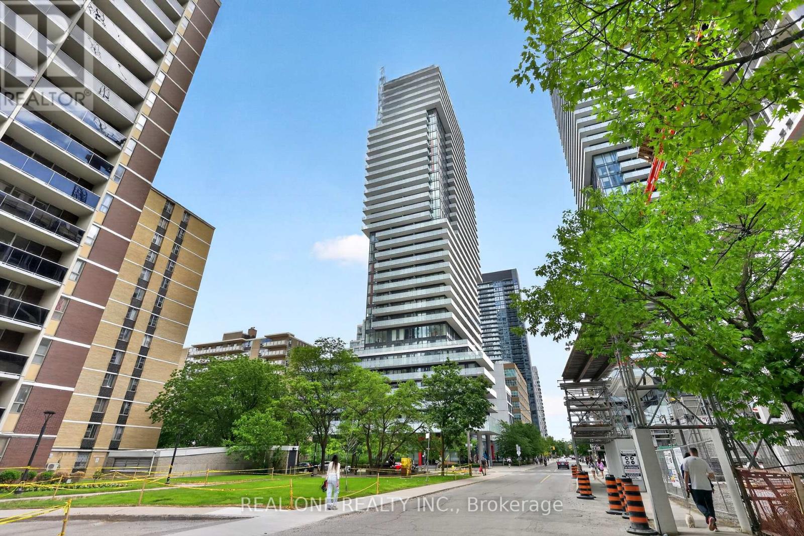 Photo 1 of 40 — 1906 - 185 ROEHAMPTON AVENUE Unit 1906, Toronto (Mount Pleasant West), ON M4P0C6