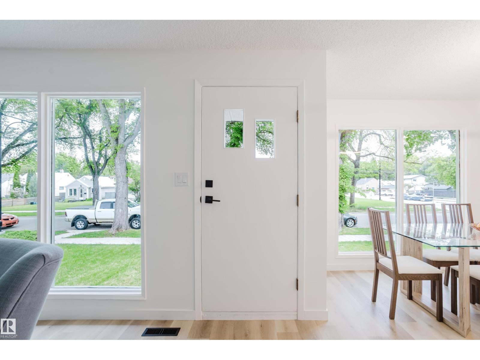 11208 69 ST NW