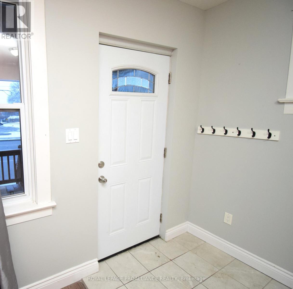158 DUNDAS STREET E