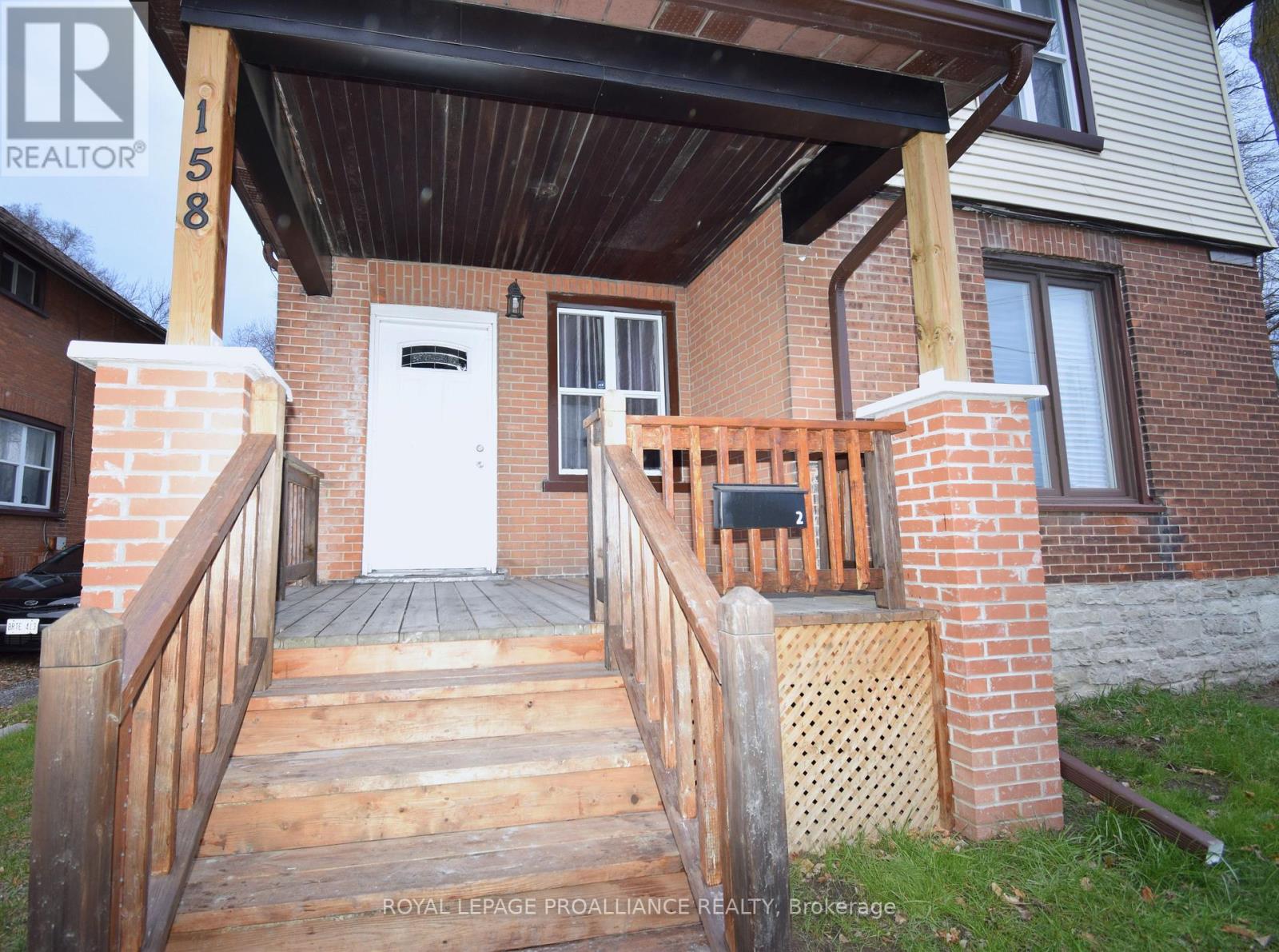 158 DUNDAS STREET E