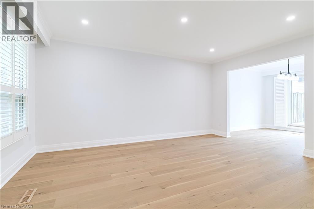 5475 LAKESHORE Road Unit# 4