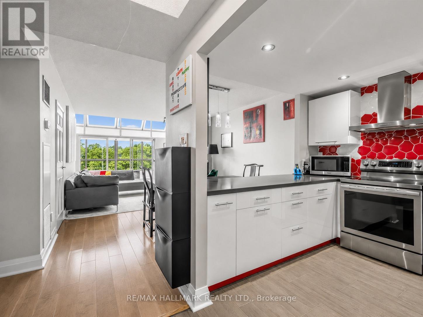PH15 - 20 GLEBE ROAD W