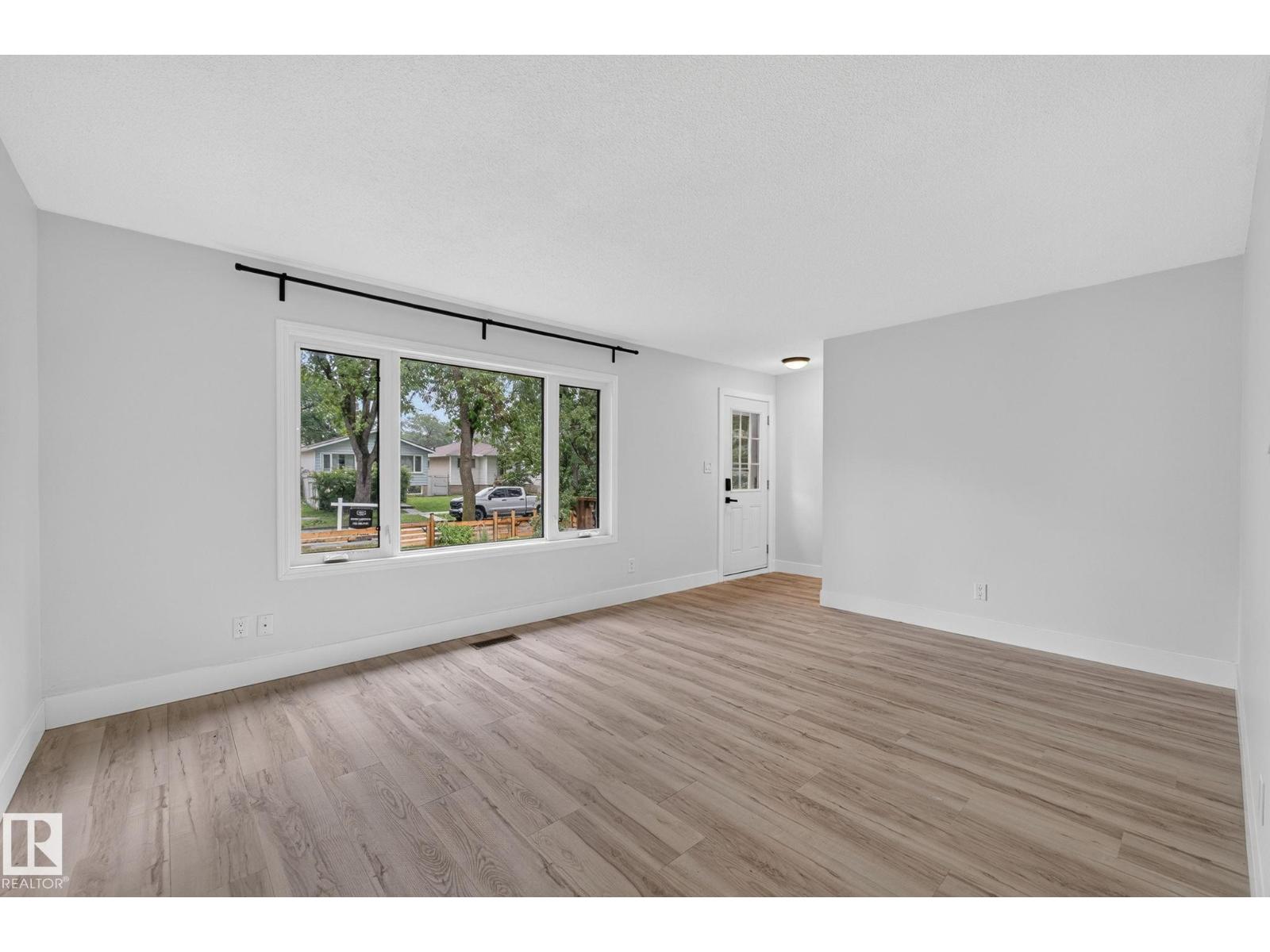 9258 91 ST NW