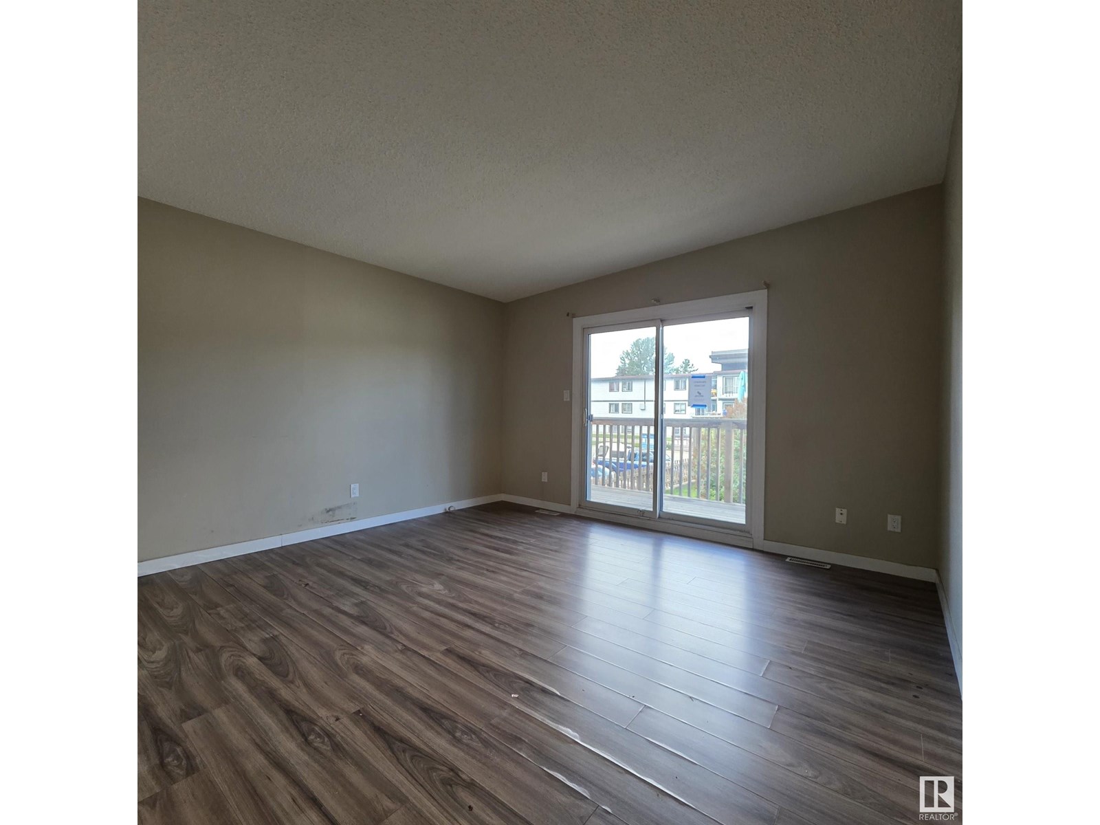 8924B 144 AV NW