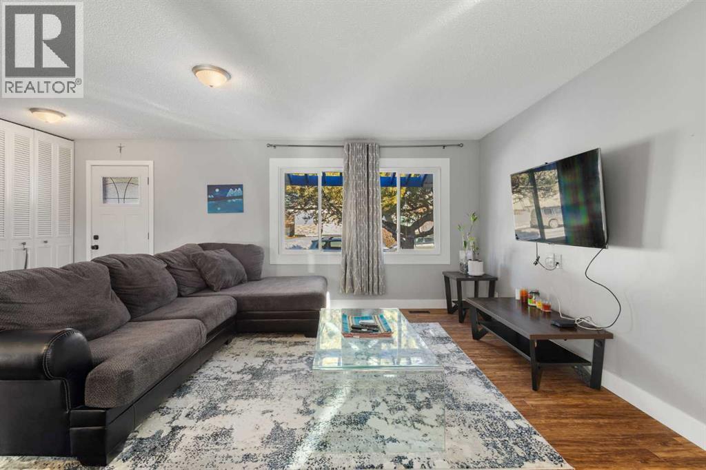 380 Maddock Crescent NE