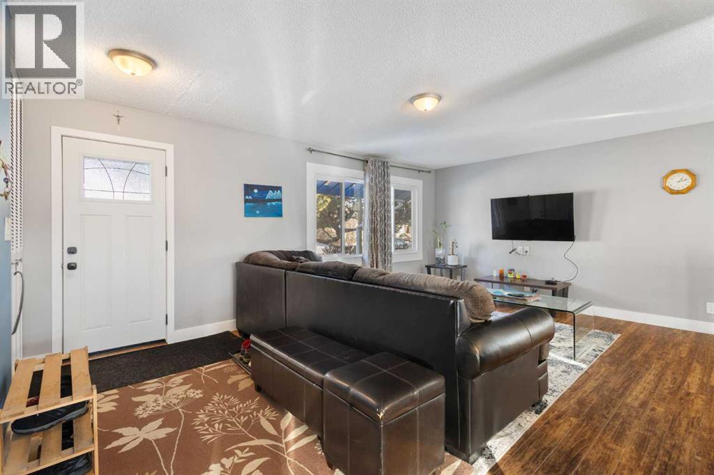 380 Maddock Crescent NE