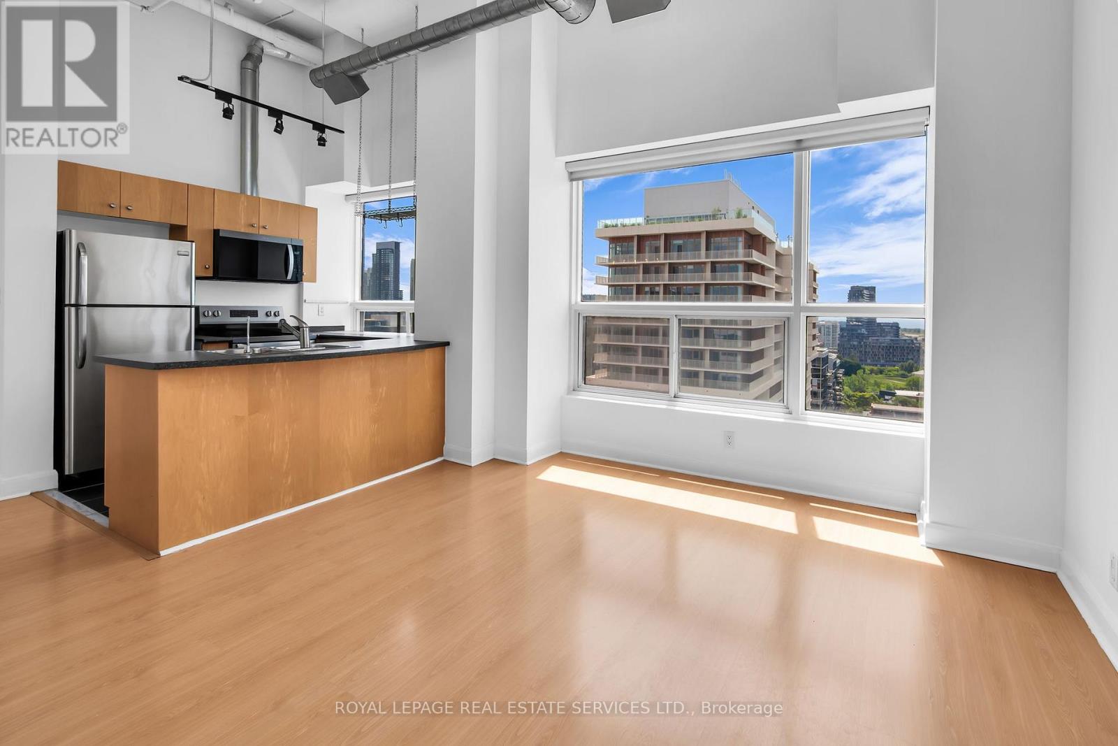 PH13 - 700 KING STREET W