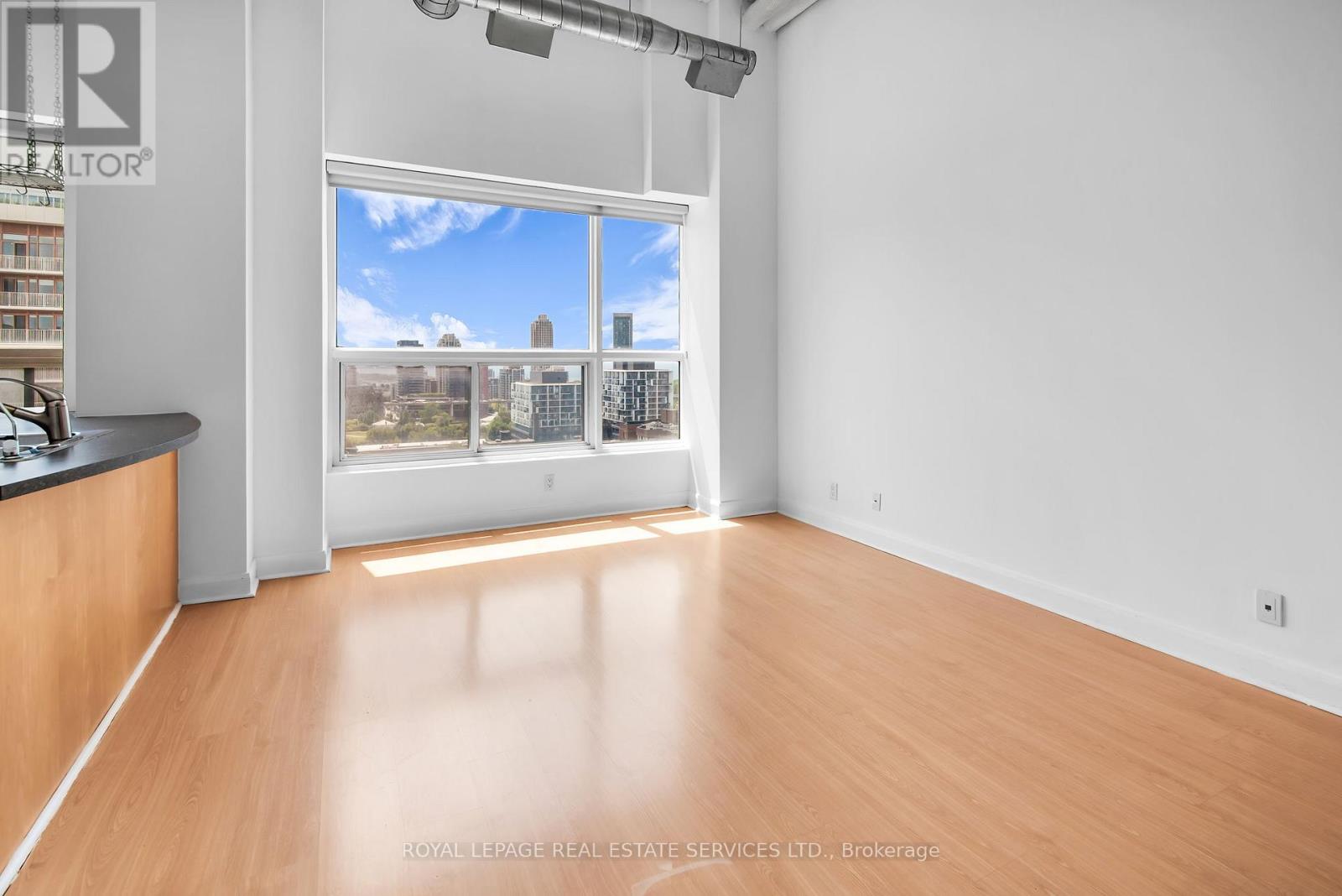 PH13 - 700 KING STREET W