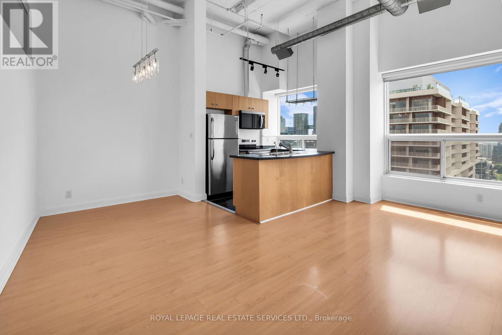 PH13 - 700 KING STREET W